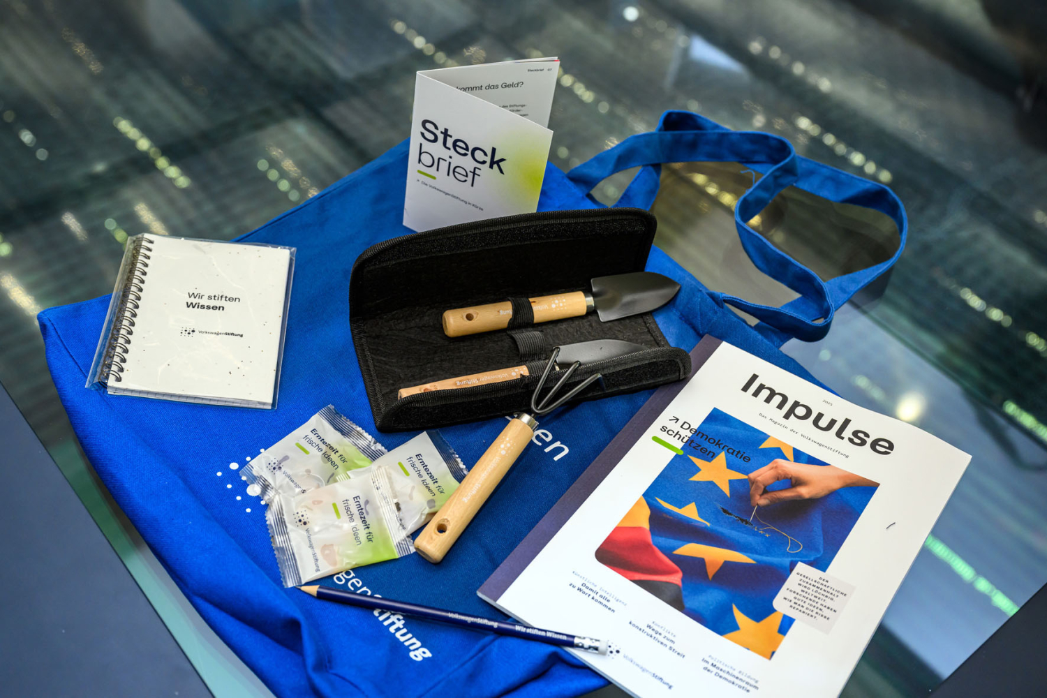 Give-Aways auf einem Tisch