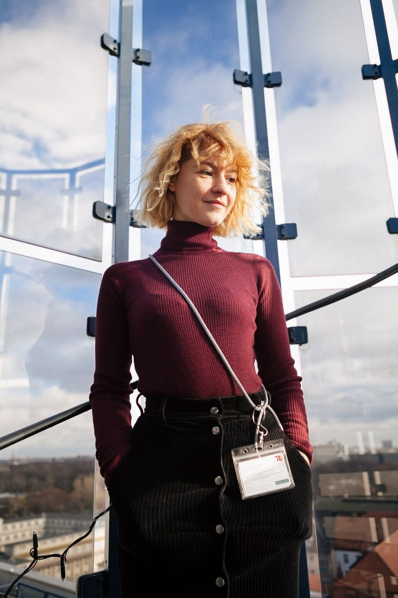 Foto einer Frau vor einer Glasfront