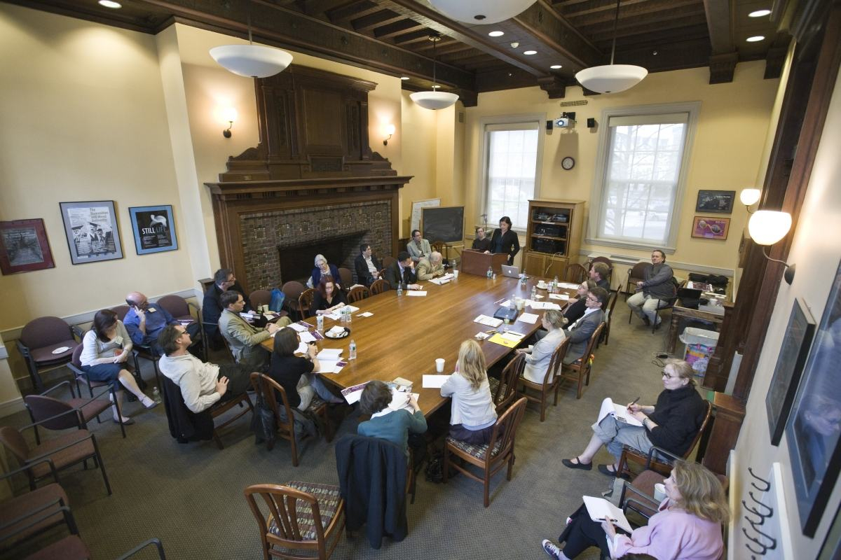 Blick in einen historischen Raum mit Konferenztisch