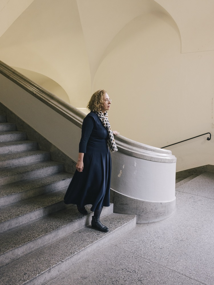 Monika Betzlar steht auf einer Treppe