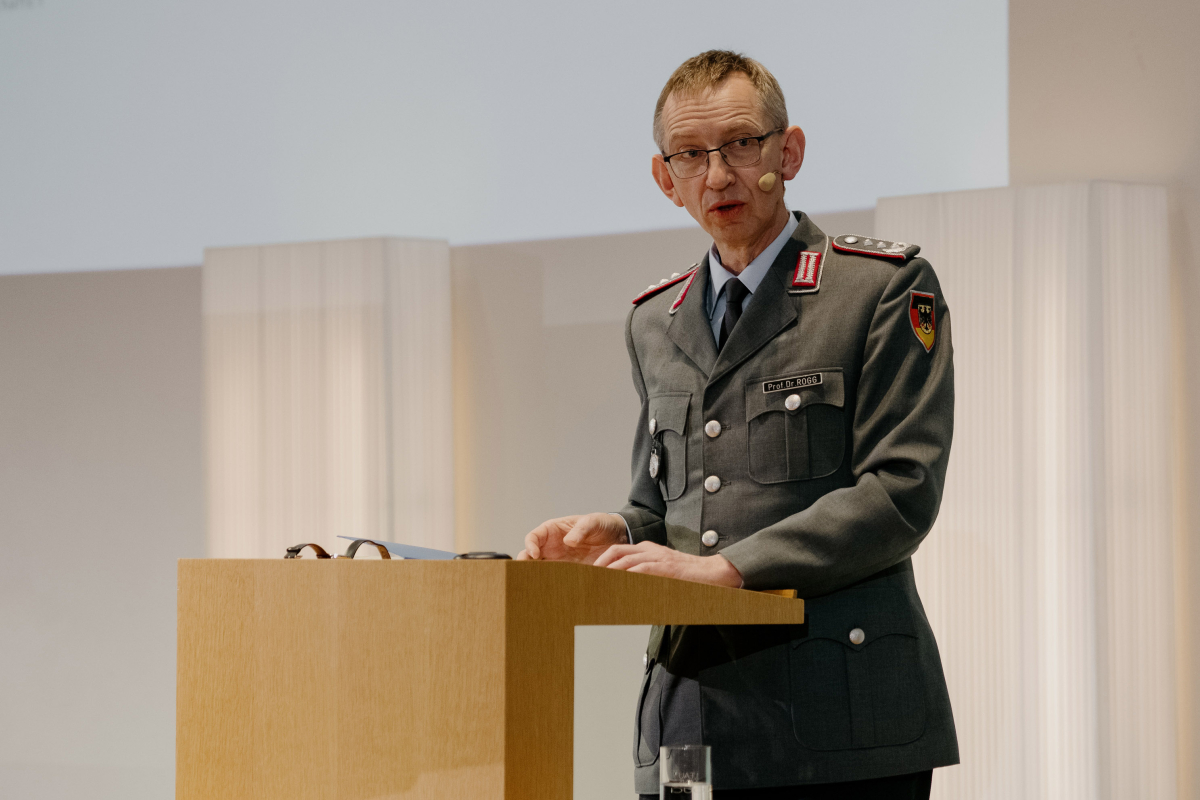 Ein Mann steht an einem Rednerpult.