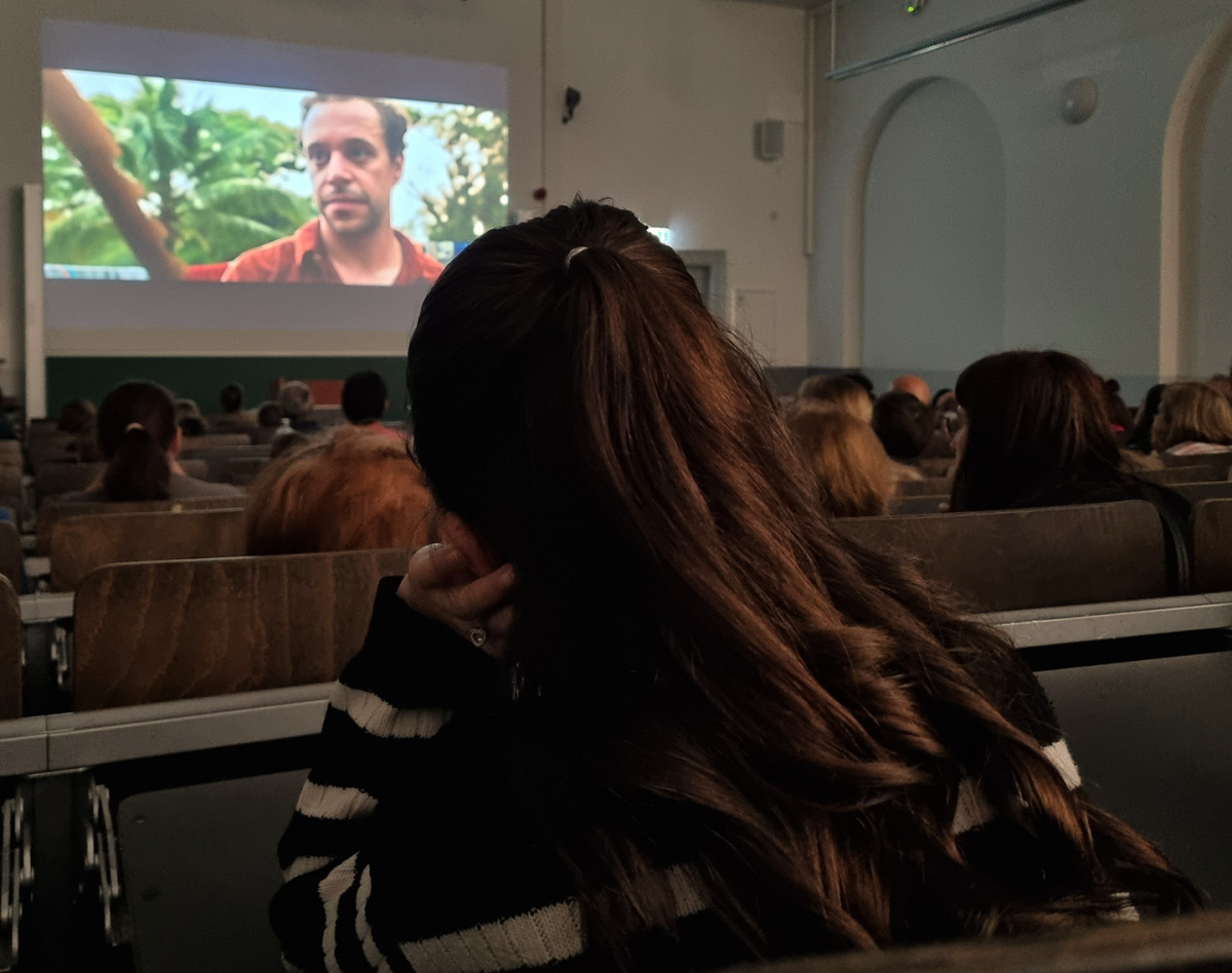 Kinder in einem Klassenraum, ein Film wird an die Wand projeziert
