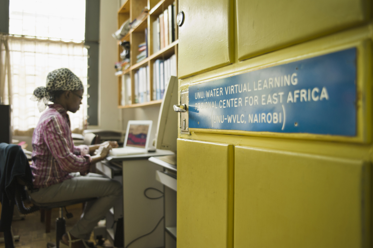 Lydia Olaka im Büro