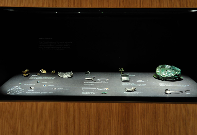 verschiedene Gegenstände in einer Ausstellungsvitrine