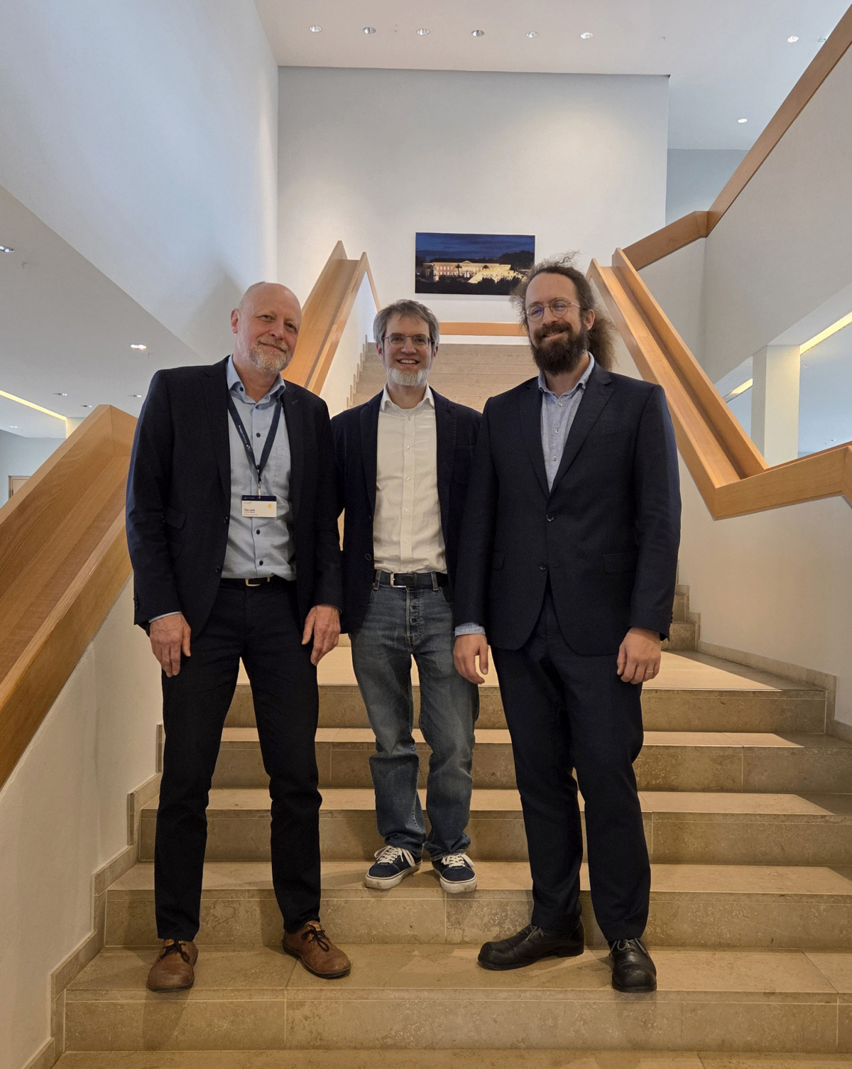 Drei Männer in einem Treppenaufgang