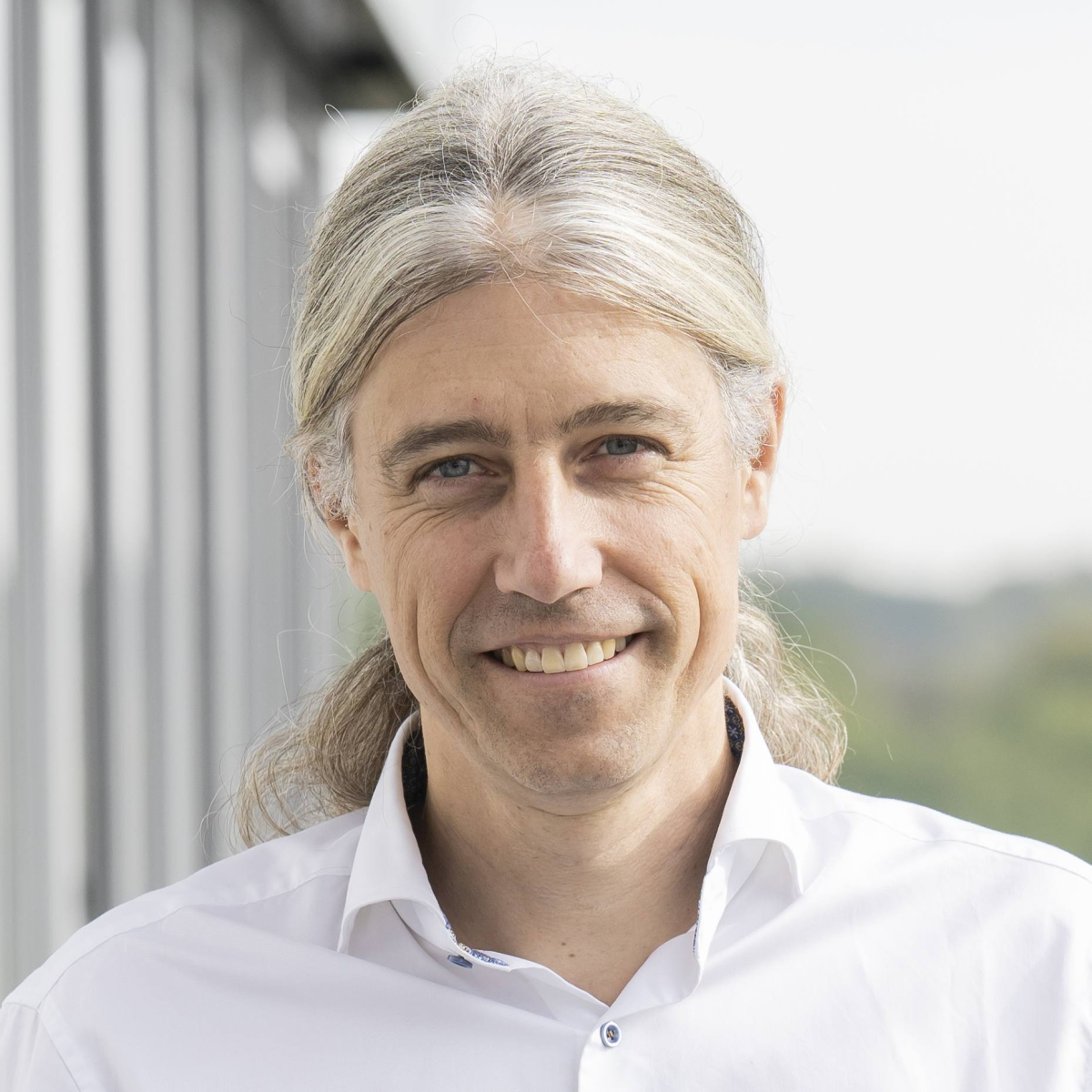 Portrait eines Mannes im weißen Hemd
