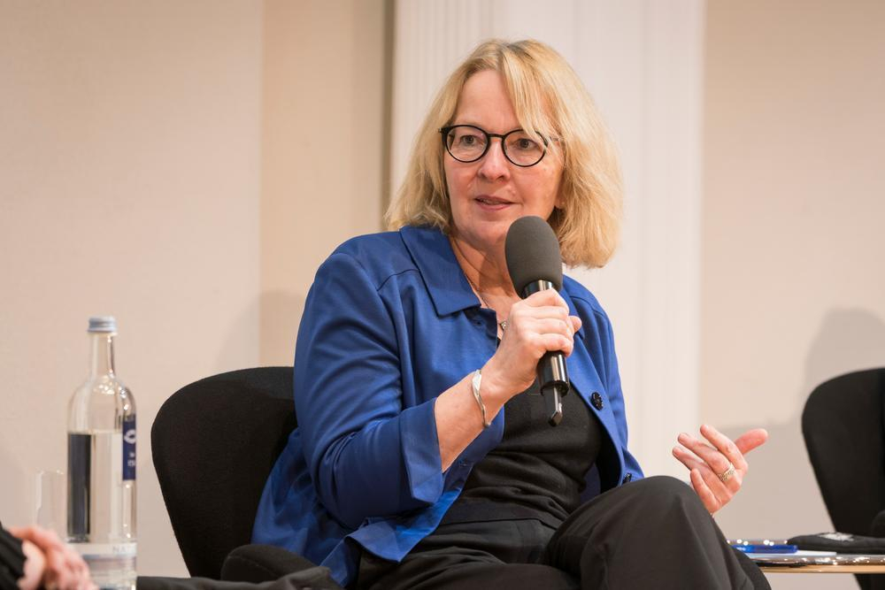 Eine Frau hält ein Mikrophon in der Hand.