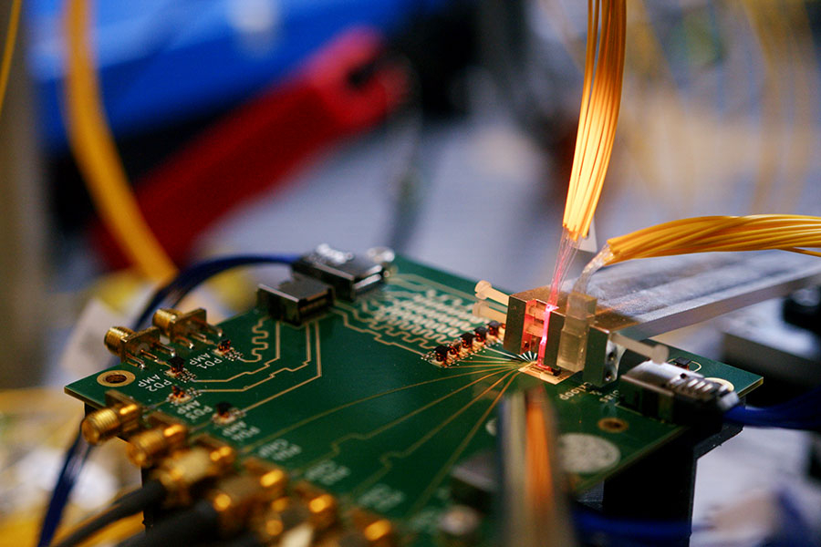 Platine, die mit Laser stimuliert wird