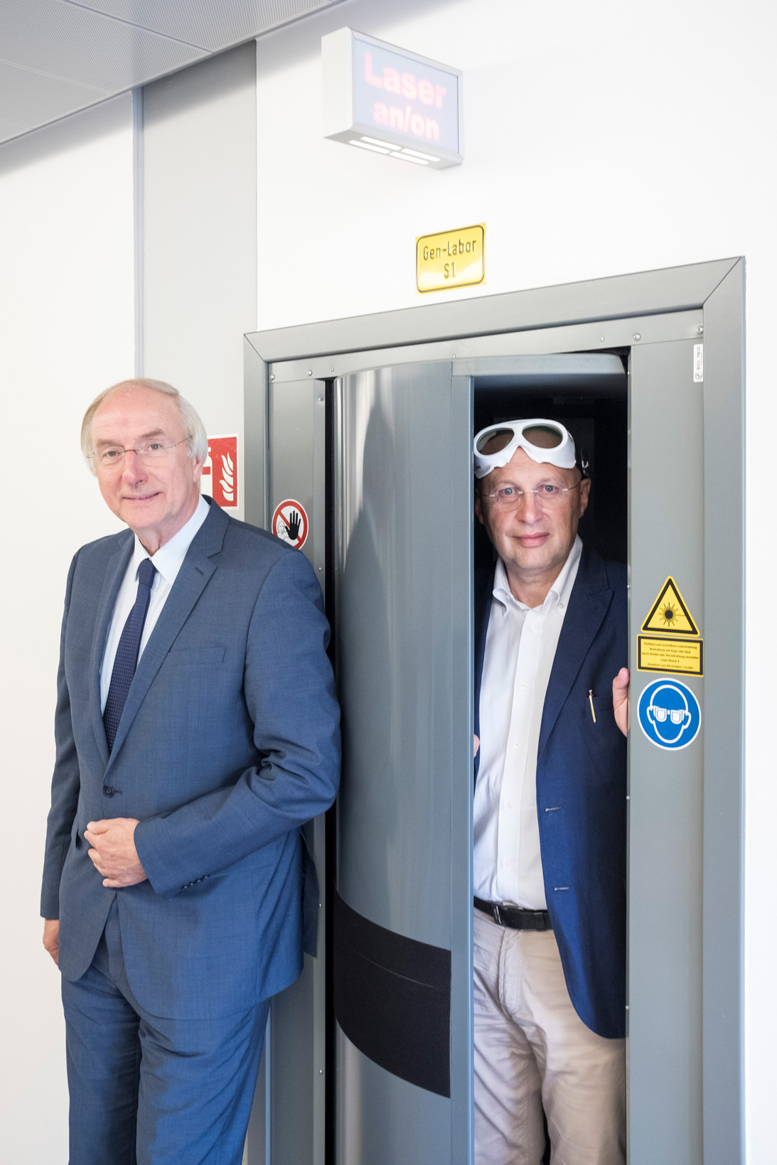 Tür auf ins Forschungsneuland: Stefan Hell (rechts) zeigt Wilhelm Krull einen Optikraum am Max-Planck-Institut für biophysikalische Chemie in Göttingen – hier entstehen die Prototypen für neue Nanoskopie-Verfahren.