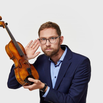 Das Bild zeigt Freigeist-Fellow und Forschungsgruppenleiter Dr. Kai Siedenburg, der an einer Geige horcht