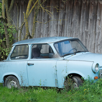 Ein Trabbant (Trabbi) verrottet im Garten