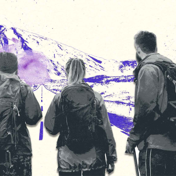 Zu sehen sind drei junge Menschen vor einem Berggipfel, ausgerüstet mit Rucksäcken, bereit den Berg zu besteigen. 