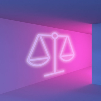Zu sehen ist eine stilisierte Waage in pinker Neonlichtoptik, umrahmt von blauen Feldern.