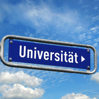 Wegweiser Universität vor blauem Himmel 