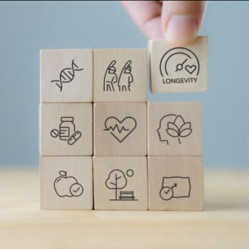 Zu sehen ist ein Blick in einen Park. Im Vordergrund ein Baum, im Hintergrund unscharf Menschen in Bewegung. 