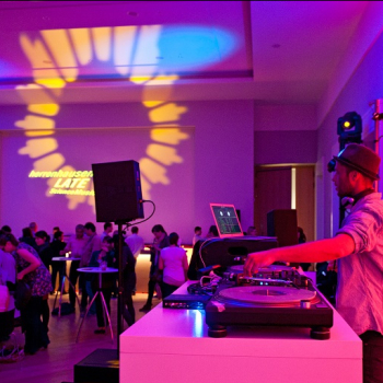 Das Bild zeigt das Setting von Herrenhausen Late mit DJ