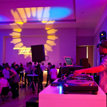 Szene DJ und Publikum in loungiger Atmosphäre