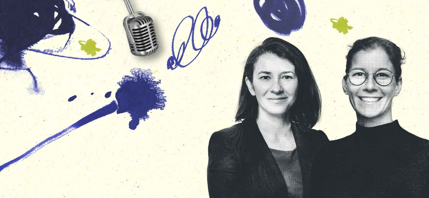 Zwei Frauen, im Hintergrund eine Illustration mit einem Mikrofon und farbigen Elementen