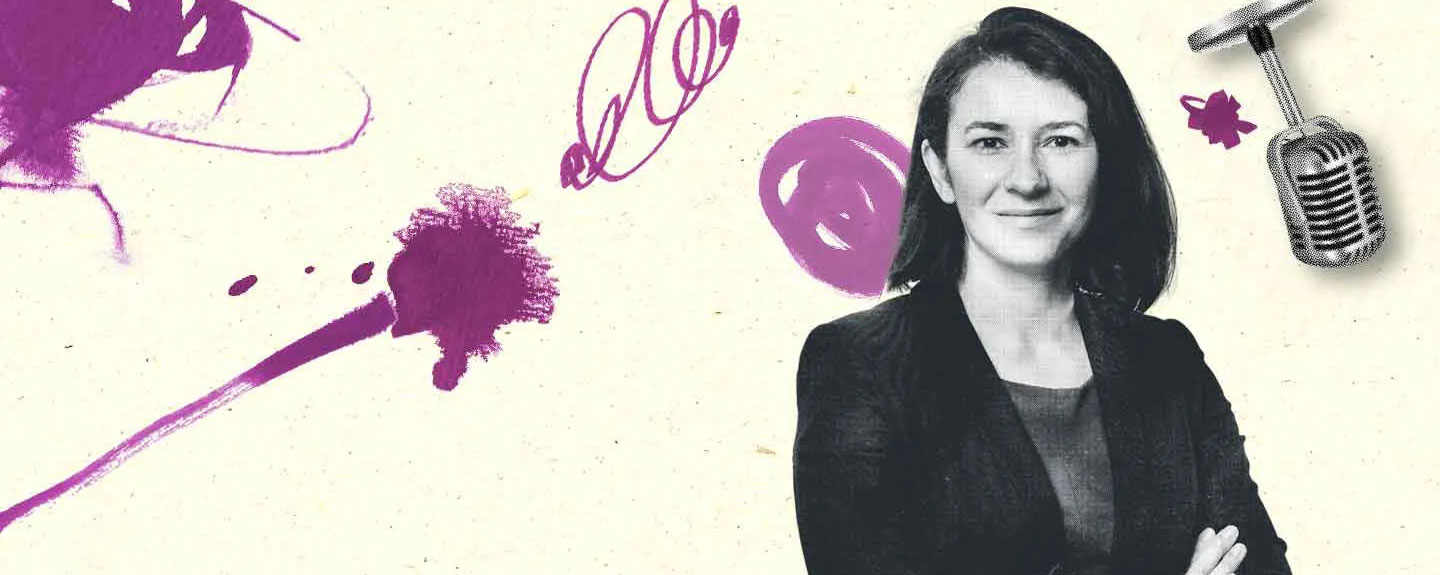Portrait einer Frau, dahinter Illustration mit Mikrofon