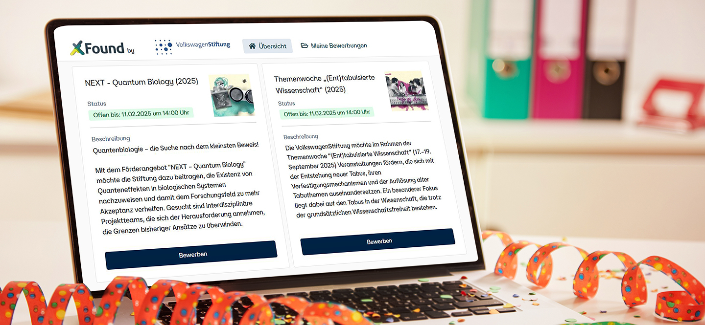 Laptop mit geöffnetem Bildschirm der das Förderportal der VolkswagenStiftung zeigt