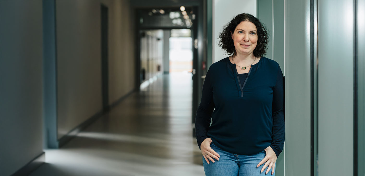 Portrait einer Frau in einem weitläufigen Flur