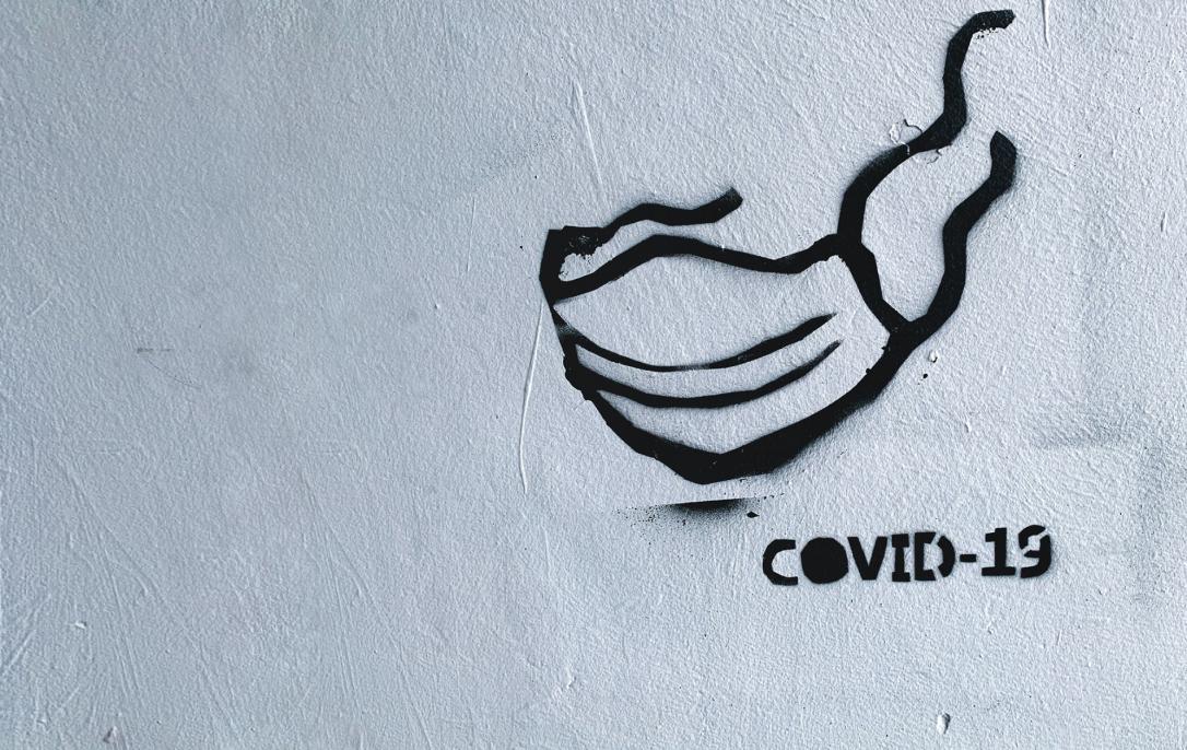 weiße Wand mit Covid-19 Schriftzug