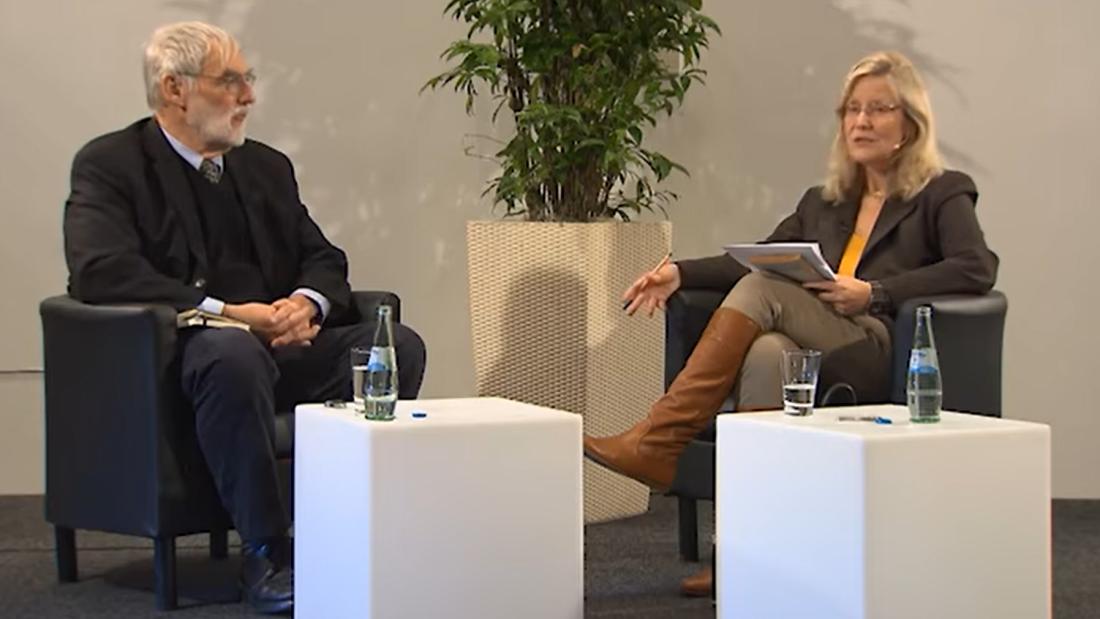 Dennis Meadows sitzt neben Christiane Grefe und wird von ihr interviewed.