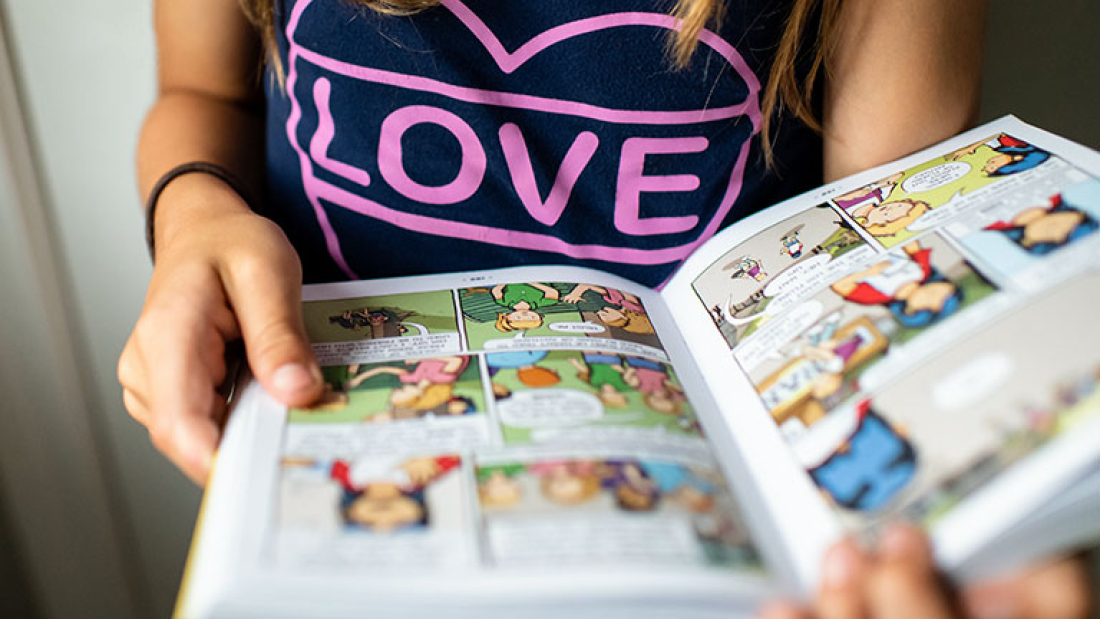 Person, die einen Comic liest