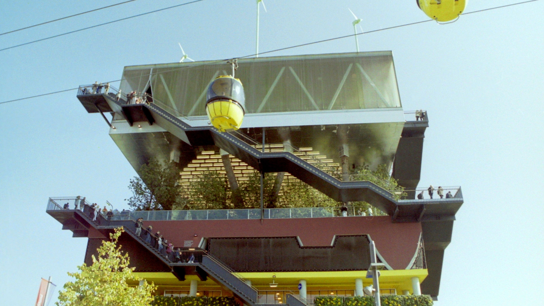 Das Bild zeigt den Holländischen Pavillon auf der Expo 2000 in Hannover vom Architekturbüro MVRDV und das Konstruktionsbüro abt.