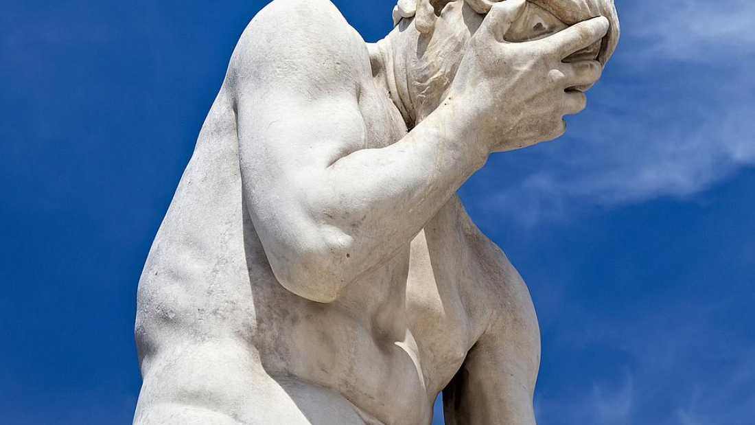 Das Bild zeigt die Marmorskulptur Kain nach dem Mord an seinem Bruder Abel (1896) von Henri Vidal (1864-1918) im Tuilerienpark, Paris, Frankreich.