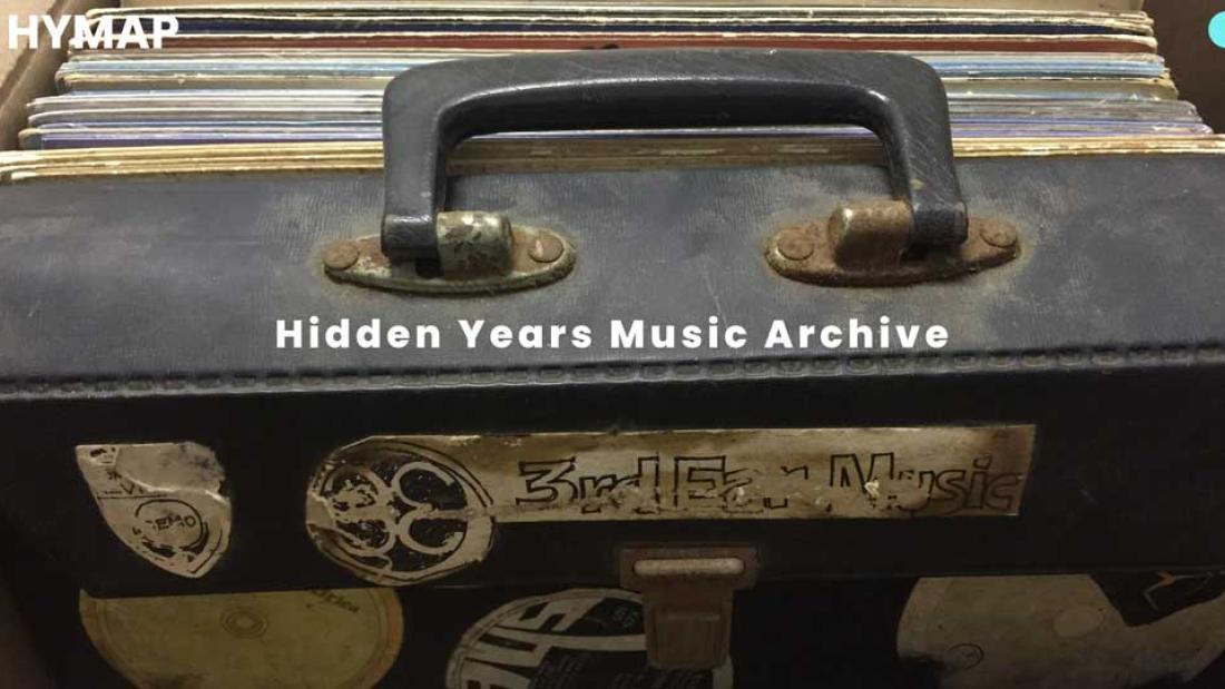 Koffer mit Schallplatten, davor Text "Hidden Years Music Archive"