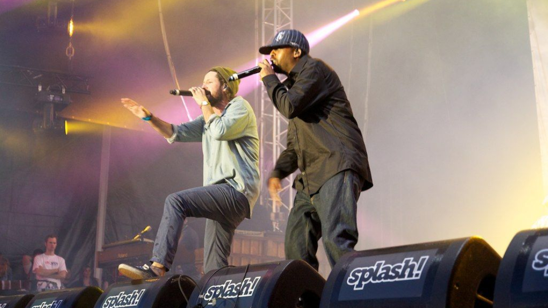 Zu sehen sind die Rapper Afrob und Max Herre auf der Bühne des Splah-Festivals.