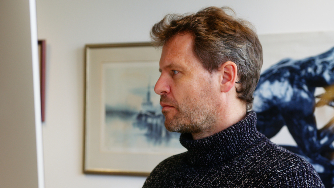 Mann blickt auf Computerbildschirm