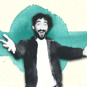 Mann mit zum Willkommen ausgebreiteten Händen